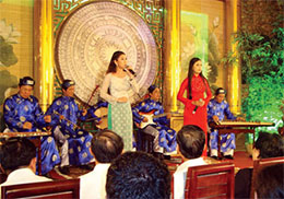Don ca tai tu ? an impromptu art performance