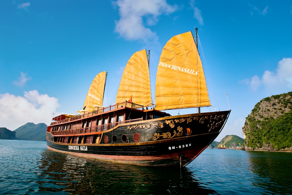 Sur la baie d�Halong avec la croisi�re d�Indochina Sails 4 �toiles